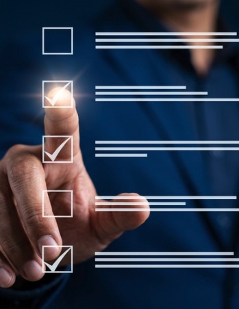 Mão marcando itens de um checklist digital