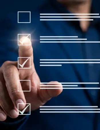 Mão marcando itens de um checklist digital